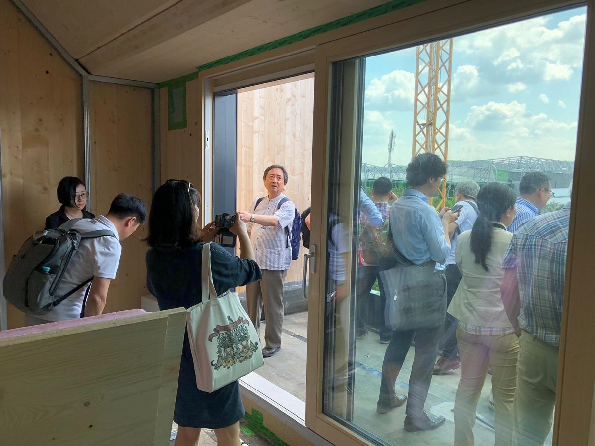 Japanische und suedkoreanische Delegation besichtigt Massivholzbau