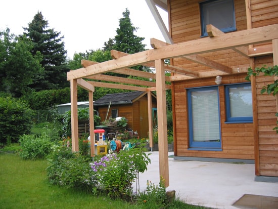 Das Holzhaus passt perfekt in den kleinen Garten
