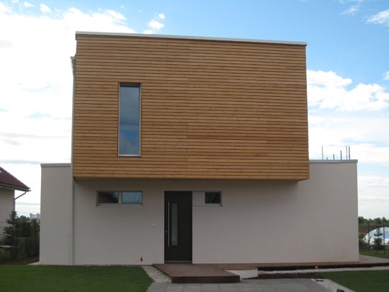 Eingang des Massivholzhauses mit Holzfassade