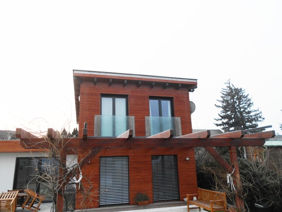 Einfamilienhaus mit dunkler Holzfassade