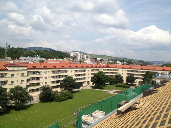 Baustelle der Zimmererarbeiten bei der Dachsanierung des Karl Marx Hofs