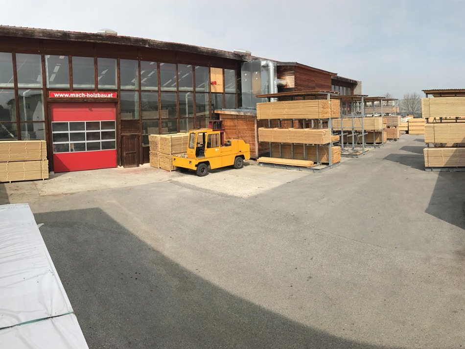 Abbundwerk-Halle und Lagerplatz mit Holz
